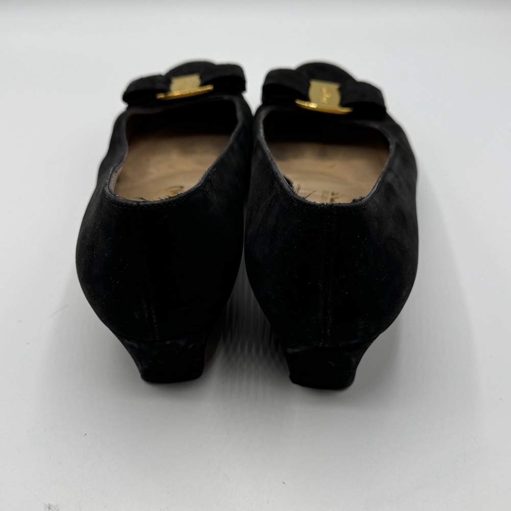 Salvatore Ferragamo Vara Pumps Women 7.5C Black Suede Bow Logo Italy Vintage - Picture 5 of 9